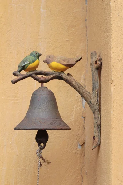 Campana vintage es de dos pájaros, estilo vintage . —  Fotos de Stock