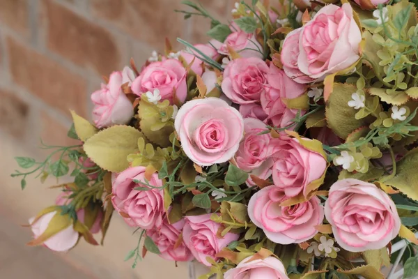 Kunstmatige roze rozen en mooi. — Stockfoto