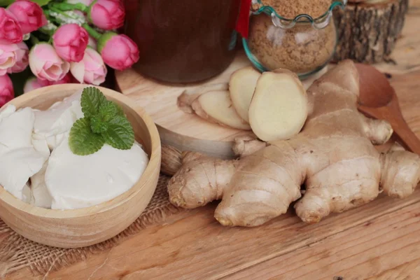 Zencefil çayı ve tofu tatlı Çin yemeği.