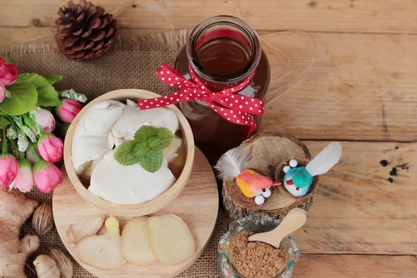 Zencefil çayı ve tofu tatlı Çin yemeği. — Stok fotoğraf