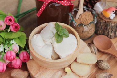 Zencefil çayı ve tofu tatlı Çin yemeği.