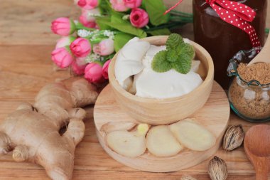 Zencefil çayı ve tofu tatlı Çin yemeği.