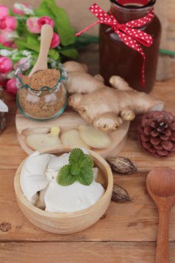 Zencefil çayı ve tofu tatlı Çin yemeği.
