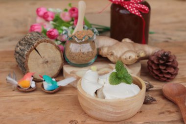 Zencefil çayı ve tofu tatlı Çin yemeği.