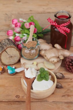 Zencefil çayı ve tofu tatlı Çin yemeği.