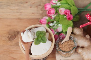 Zencefil çayı ve tofu tatlı Çin yemeği.