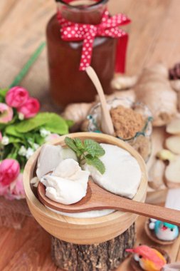 Zencefil çayı ve tofu tatlı Çin yemeği.