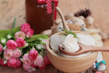 Zencefil çayı ve tofu tatlı Çin yemeği.