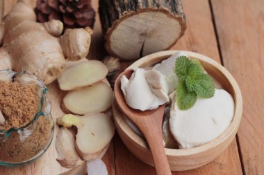 Zencefil çayı ve tofu tatlı Çin yemeği.