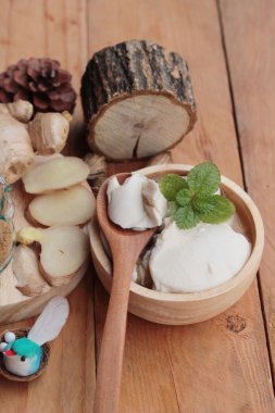 Zencefil çayı ve tofu tatlı Çin yemeği.