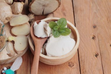 Zencefil çayı ve tofu tatlı Çin yemeği.