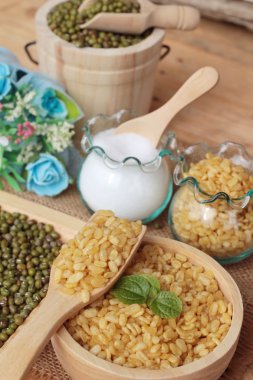 Soya fasulyesi ve ahşap arka plan üzerinde kuru fasulye.