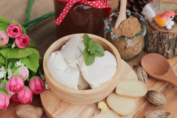 Zencefil çayı ve tofu tatlı Çin yemeği.