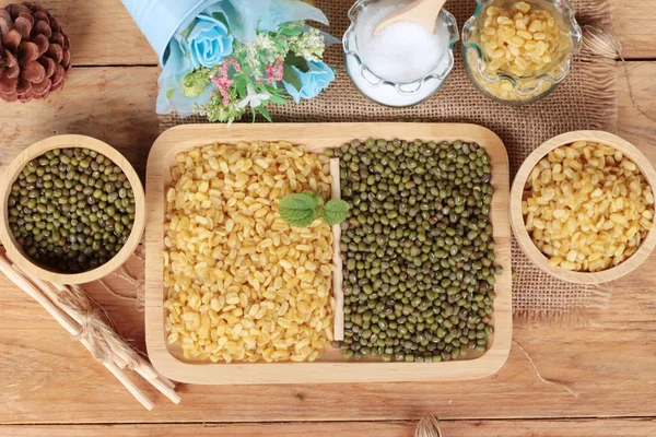 Fagioli di soia e fagioli secchi su fondo legno . — Foto Stock