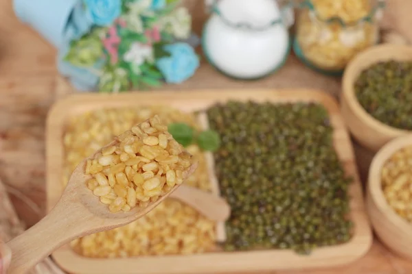 Frijoles de soja y frijoles secos sobre fondo de madera . — Foto de Stock