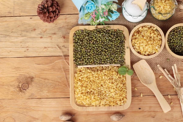 Fagioli di soia e fagioli secchi su fondo legno . — Foto Stock