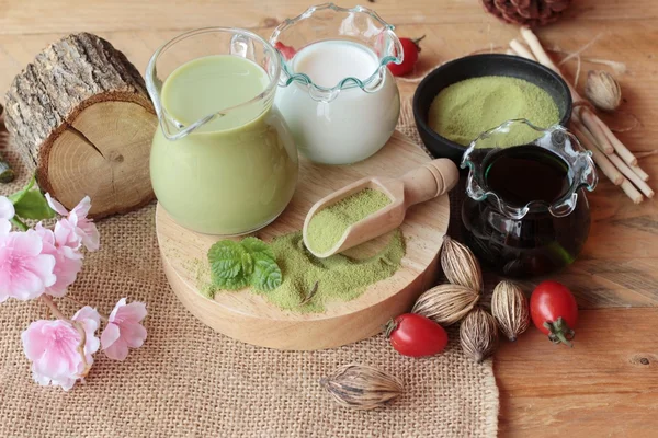 Matcha grüner Tee und Grüntee-Pulver — Stockfoto