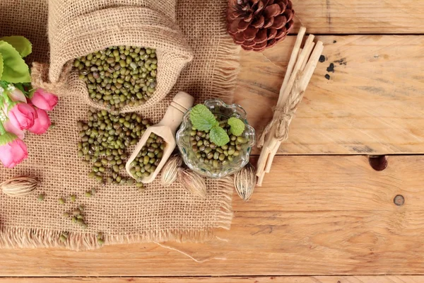 녹색 콩 건조 나무 배경 — 스톡 사진