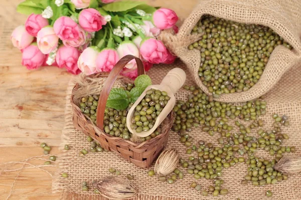 Frijoles verdes secos sobre fondo de madera — Foto de Stock