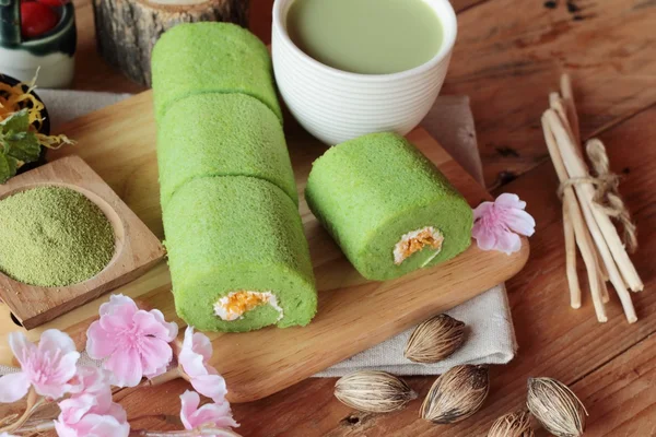 Rotolo di torta di tè verde e tè verde matcha — Foto Stock