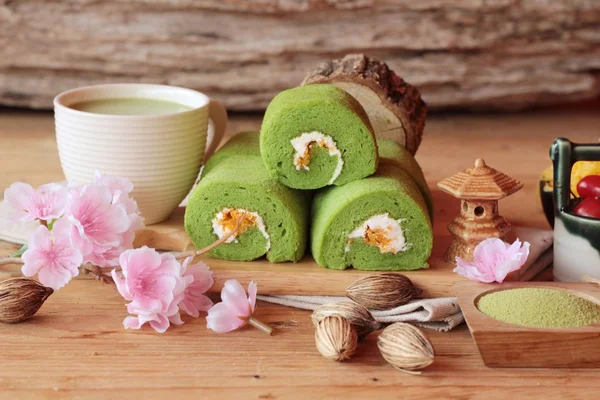 Green tea cake roll and matcha green tea — Stock Photo, Image