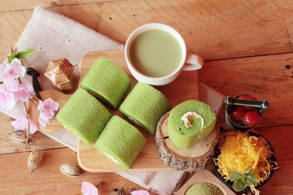 Rotolo di torta di tè verde e tè verde matcha — Foto Stock