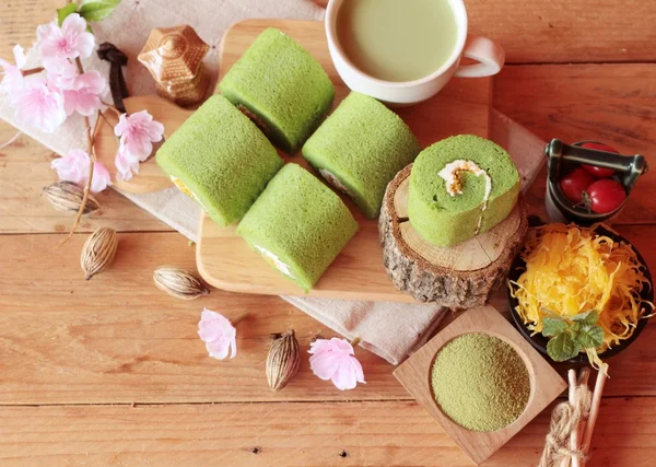 Zelený čaj dort roll a matcha zelený čaj — Stock fotografie