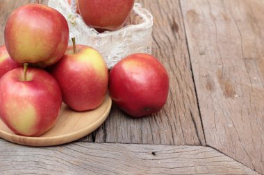 Kırmızı elma ahşap arka plan üzerinde lezzetli.