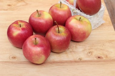 Kırmızı elma ahşap arka plan üzerinde lezzetli.