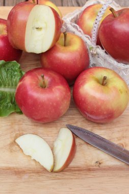 Kırmızı elma ahşap arka plan üzerinde lezzetli.