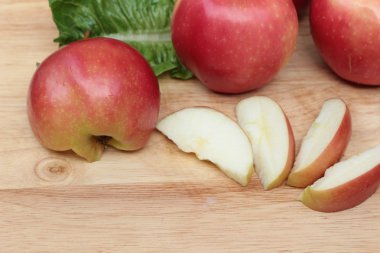 Kırmızı elma ahşap arka plan üzerinde lezzetli.