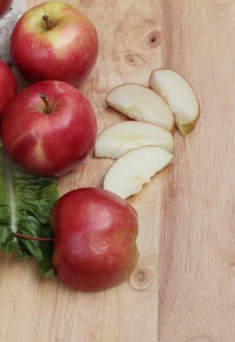 Kırmızı elma ahşap arka plan üzerinde lezzetli.