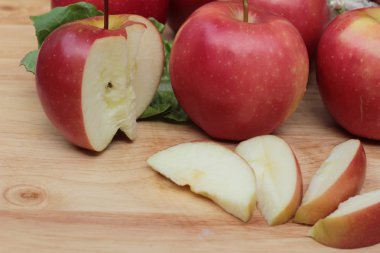 Kırmızı elma ahşap arka plan üzerinde lezzetli.