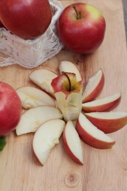 Kırmızı elma ahşap arka plan üzerinde lezzetli.