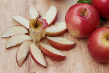 Kırmızı elma ahşap arka plan üzerinde lezzetli.