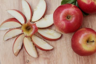 Kırmızı elma ahşap arka plan üzerinde lezzetli.