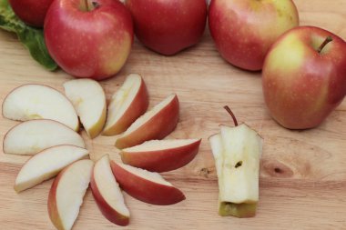 Kırmızı elma ahşap arka plan üzerinde lezzetli.