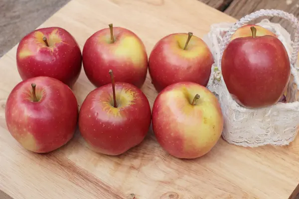 Manzanas rojas es delicioso sobre fondo de madera . — Foto de Stock