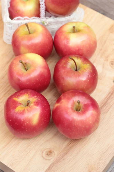 Manzanas rojas es delicioso sobre fondo de madera . — Foto de Stock