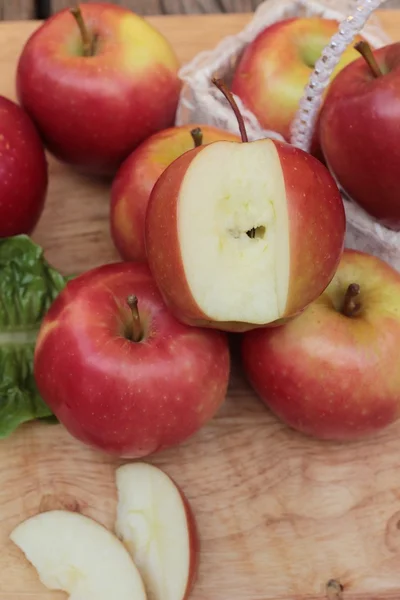 Красные яблоки вкусно на фоне дерева . — стоковое фото