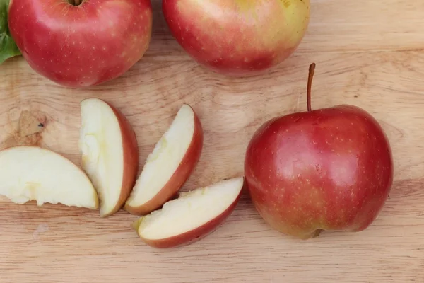 Manzanas rojas es delicioso sobre fondo de madera . — Foto de Stock