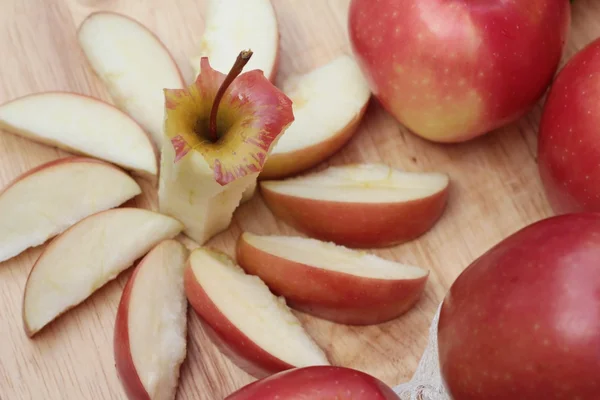Manzanas rojas es delicioso sobre fondo de madera . — Foto de Stock