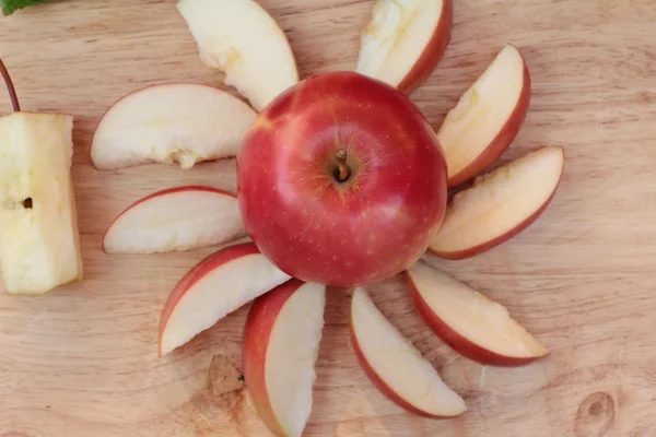 Manzanas rojas es delicioso sobre fondo de madera . — Foto de Stock