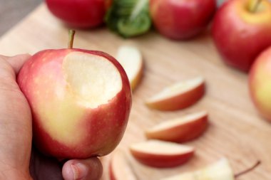 Kırmızı elma ahşap arka plan üzerinde lezzetli.