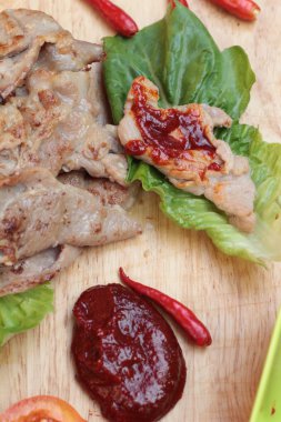 biber soslu ızgara domuz Kore yemeği.