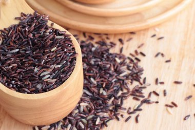 Çiğ mor riceberry pirinç sağlık için.