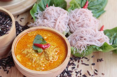 Tay curry ile riceberry pirinç şehriye