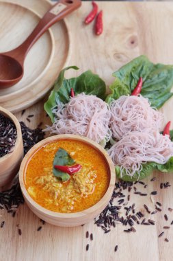 Tay curry ile riceberry pirinç şehriye