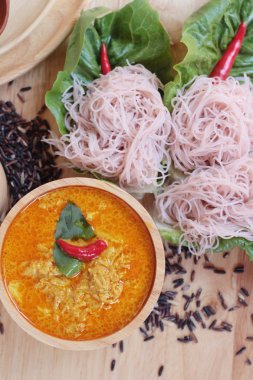 Tay curry ile riceberry pirinç şehriye