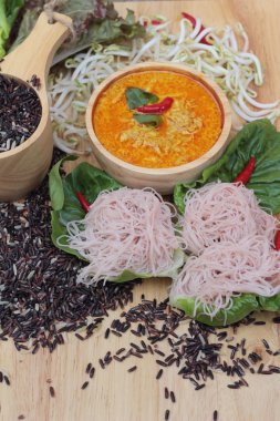 Tay curry ile riceberry pirinç şehriye